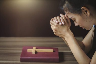   Sabahları tanrıya dua eden dindar genç bir kadın, maneviyat ve din, dini kavramlar.