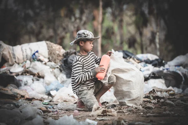 Pobre Chico Recogiendo Basura Saco Para Ganarse Vida Concepto Niños — Foto de Stock