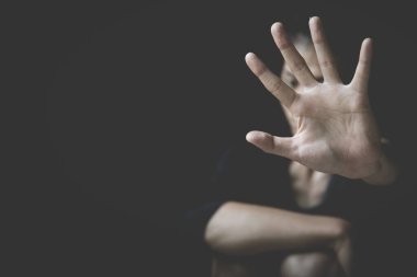 İlişkide taciz ve istismarı durdurun, kampanyaya son verin kadınlara yönelik şiddeti durdurun.