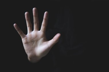 Bulanık kadınlar avuç içini kaldırır, şiddeti ve kadınlara yönelik cinsel istismarı durdurur. Uluslararası Kadınlar Günü 'nde kadınlara zarar vermeyi bırak!.