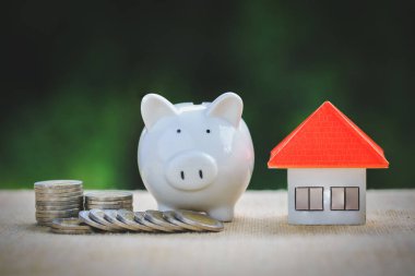 Domuz kumbarası, ev için para biriktirme konsepti ev almak için para biriktirme ve emlak konsepti için iş yatırımlarına kredi. Invesment ve Risk Yönetimi.
