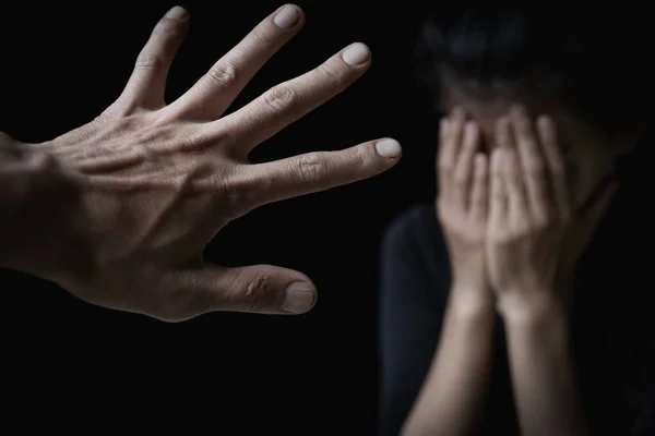 Чоловічі Руки Поранять Жінок Жінки Схиляють Голову Прикривають Руки Концепція — стокове фото