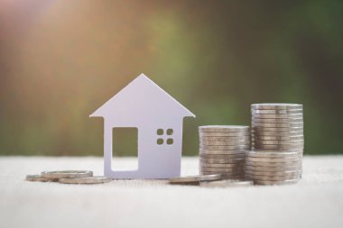 Ev modelli bozuk para yığını, konut için tasarruf planları, finansal konsept, gayrimenkul yatırımı kavramı.