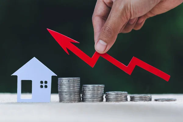 増加する家のミニチュアの上に手を握るグラフ 不動産投資と住宅ローンの財務コンセプト 投資プロパティ 不動産 — ストック写真
