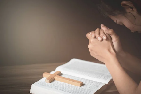 Manos Dobladas Concepto Oración Por Mujer Joven Religiosa Orando Dios — Foto de Stock