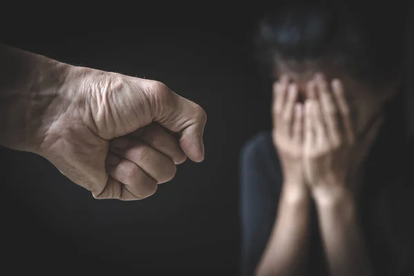 Mans Hand Skadar Kvinna Våld Hemmet Och Trakasserier Kvinnor Internationella — Stockfoto