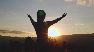 Video 4k Slow Motion, Silhouette of woman Dine ve Tanrı 'ya olan inancıyla el ele dua ediyor. Namaste veya Namaskar el hareketi, saygı göster, dua et.