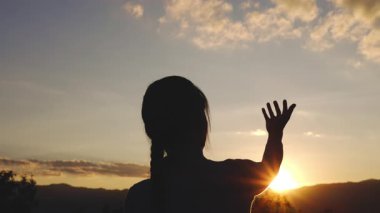 Video 4k Slow Motion, kadın gün doğumunda dine ve Tanrı 'ya olan inancı ile el ele dua ediyor. Namaste veya Namaskar el hareketi, saygı göster, dua et.