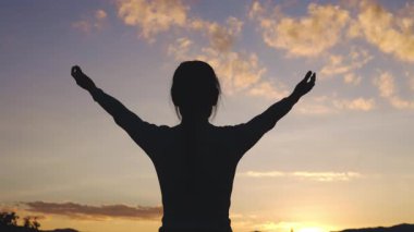 Video 4k Slow Motion, kadın gün doğumunda dine ve Tanrı 'ya olan inancı ile el ele dua ediyor. Namaste veya Namaskar el hareketi, saygı göster, dua et.