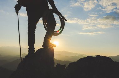 Dağın tepesindeki dağcı silueti. Muhteşem bir başarı hikayesi, mücadele, azim ve hırs..