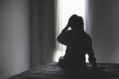 Oung 'un silueti harap olmuş depresyondaki kadının ağlaması acı içindeki depresyon acısı acı içindeki duygu ve umutsuz ifade. Yalnızlık, zihinsel sağlık bunalımı, stres.