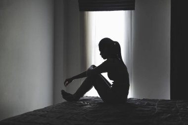 Oung 'un silueti harap olmuş depresyondaki kadının ağlaması acı içindeki depresyon acısı acı içindeki duygu ve umutsuz ifade. Yalnızlık, zihinsel sağlık bunalımı, stres.