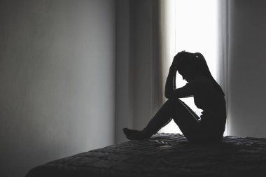 Oung 'un silueti harap olmuş depresyondaki kadının ağlaması acı içindeki depresyon acısı acı içindeki duygu ve umutsuz ifade. Yalnızlık, zihinsel sağlık bunalımı, stres.