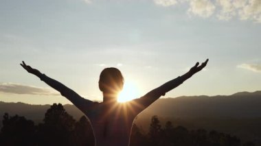 Bir kadın dua ederken avuçlarını kaldırır. İsa 'ya olan dini inanç ve inanç Kutsama, yardım, umut, inanç, sevgi ve sadakat.