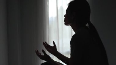 Bir kadın dua ederken avuçlarını kaldırır. İsa 'ya olan dini inanç ve inanç Kutsama, yardım, umut, inanç, sevgi ve sadakat.