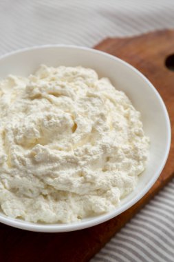 Beyaz Kasede Lezzetli Ricotta Peyniri, yan manzara. Yakın plan..