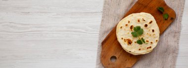 Ev yapımı Roti Chapati tahta üzerinde düz ekmek, üst manzara. Yukarıdan, dümdüz yatıyordu. Boşluğu kopyala.