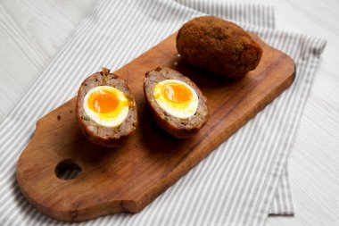 Köy tahtasında ev yapımı İskoç yumurtaları, yan görüş.. 