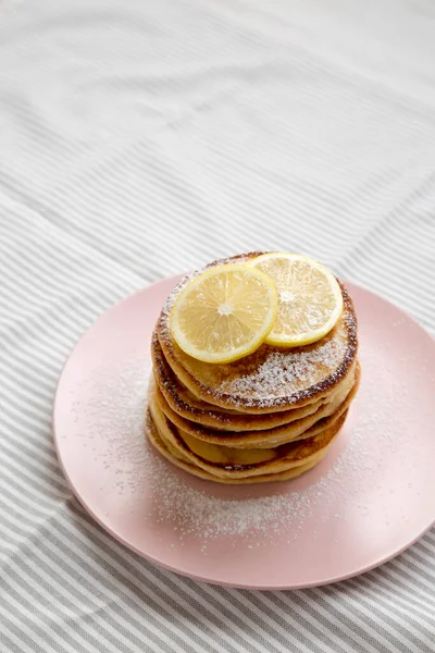 Panqueques Caseros Limón Ricotta Plato Rosa Vista Ángulo Bajo Copiar — Foto de Stock