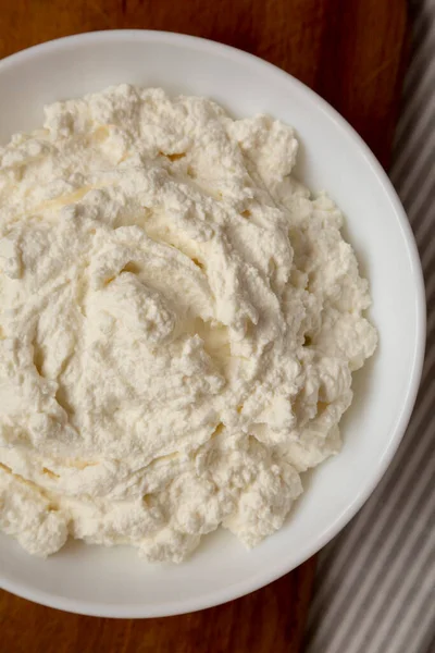 Smaklig Ricotta Ost Vit Skål Ovanifrån Takbeklädnad Ovanifrån Platt — Stockfoto