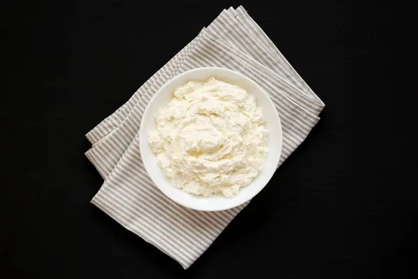 Chutné Ricotta Sýr Bílé Míse Černém Povrchu Horní Pohled Nad — Stock fotografie