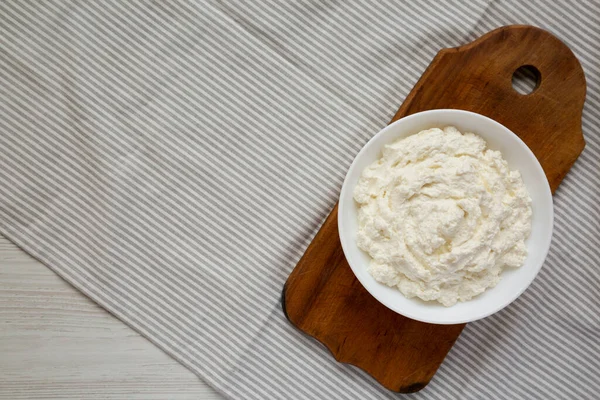 Lekkere Ricotta Kaas Een Witte Kom Bovenaanzicht Boven Van Boven — Stockfoto