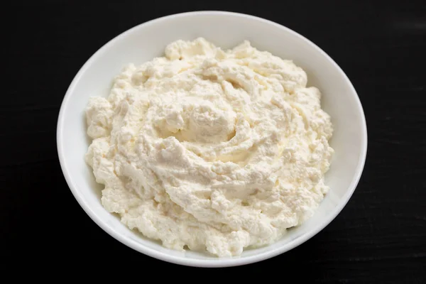 Smaklig Ricotta Ost Vit Skål Svart Yta Låg Vinkel — Stockfoto