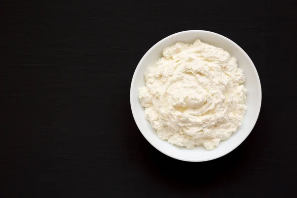 Chutné Ricotta Sýr Bílé Míse Černém Pozadí Horní Pohled Nad — Stock fotografie