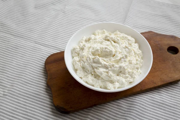 Lekkere Ricotta Kaas Een Witte Schaal Zijaanzicht Ruimte Voor Tekst — Stockfoto