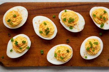 Kırsal ahşap bir tahtanın üstünde ev yapımı yumurtalı pirzola, üst manzara. Dümdüz, tepeden, yukarıdan.