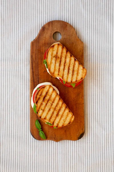 Saboroso Grelhado Caprese Panini Mozzarella Tomates Manjericão Uma Tábua Madeira — Fotografia de Stock