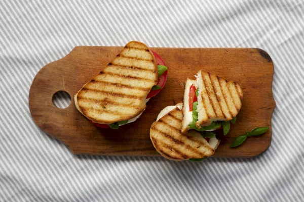 Saboroso Grelhado Caprese Panini Mozzarella Tomates Manjericão Uma Tábua Madeira — Fotografia de Stock