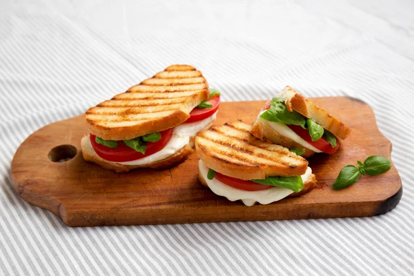 Gustose Grigliate Caprese Panini Mozzarella Pomodori Basilico Tavola Rustica Legno — Foto Stock