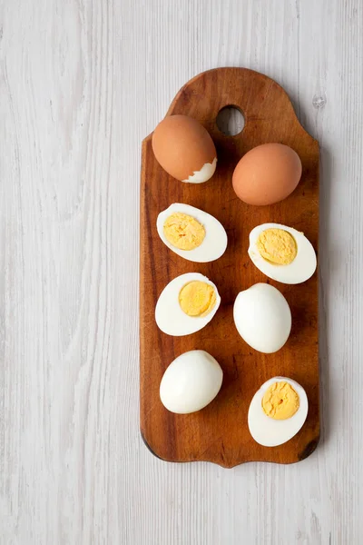 Hard Gekookte Eieren Een Rustieke Houten Plank Een Witte Houten — Stockfoto
