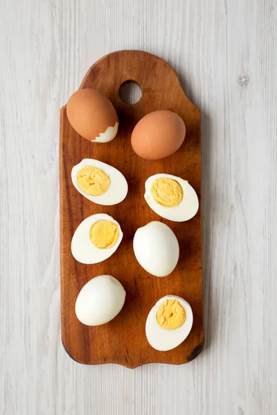 Hard Gekookte Eieren Een Rustieke Houten Plank Een Witte Houten — Stockfoto