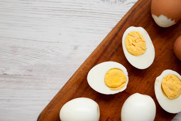 Hard Gekookte Eieren Een Rustieke Houten Plank Een Witte Houten — Stockfoto