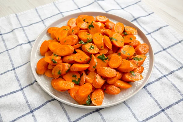 Tabakta ev yapımı sotelenmiş havuç, düşük açılı.. 