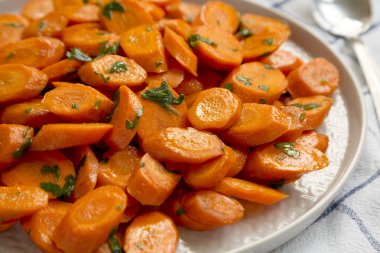 Tabakta ev yapımı Sauteed Havuç, yan manzara. Yakın plan..