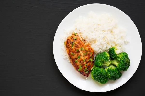 Siyah Arka Planda Beyaz Tabakta Yapımı Tavuk Göğsü Pirinç Brokoli — Stok fotoğraf