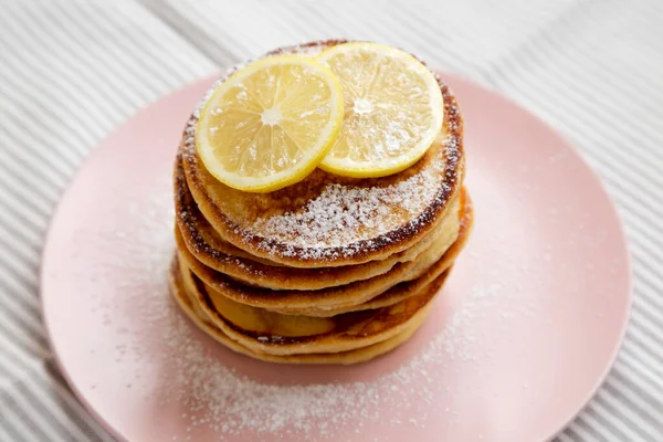 Hausgemachte Zitronen Ricotta Pfannkuchen Auf Einem Rosa Teller Seitenansicht Nahaufnahme — Stockfoto