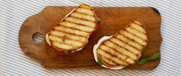 Sabroso Parrilla Caprese Panini Mozzarella Tomates Albahaca Una Tabla Madera — Foto de Stock