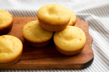 Ev yapımı mısır ekmekli çörekler. Köy tahtasında, düşük açılı. Yakın plan..