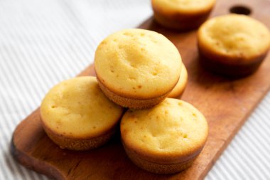 Köy tahtasında ev yapımı mısır ekmekli kekler, yan manzara. Yakın plan..