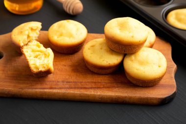 Köy tahtasında ev yapımı mısır ekmekli kekler, yan manzara. Yakın plan..