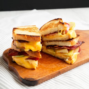 Ev yapımı Elmalı Pastırma Izgara Peyniri. Kırsal ahşap tahta üzerinde. Düşük açılı. Yakın plan..