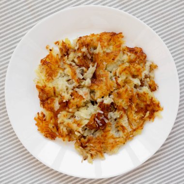 Beyaz tabakta ev yapımı kızarmış et, yukarıdan manzaralı. Düz, üstten, üstten..