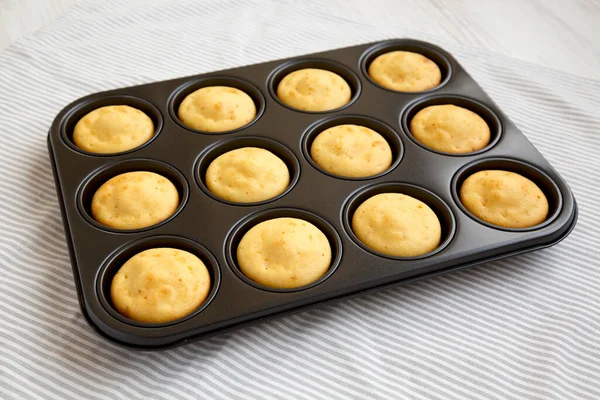 Zelfgemaakte Maïsbrood Muffins Lage Hoek Uitzicht — Stockfoto