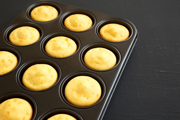 Zelfgemaakte Cornbread Muffins Een Zwarte Achtergrond Zijaanzicht Kopieerruimte — Stockfoto