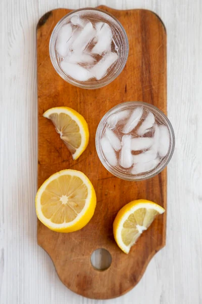 Agua Espumosa Limón Fresco Con Hielo Una Tabla Madera Rústica — Foto de Stock