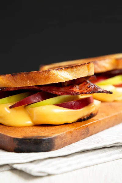Bacon Fatto Casa Apple Formaggio Alla Griglia Una Tavola Legno — Foto Stock